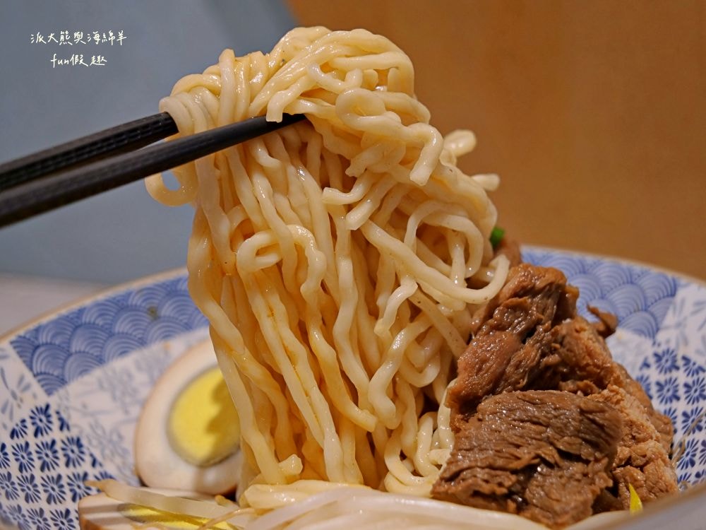 夥拌麵｜老宅改建並注入文青靈魂的優質平價麵館，臺中後火車站銅板美食，走8分鐘來互助街裡享用溫馨夥拌麵～