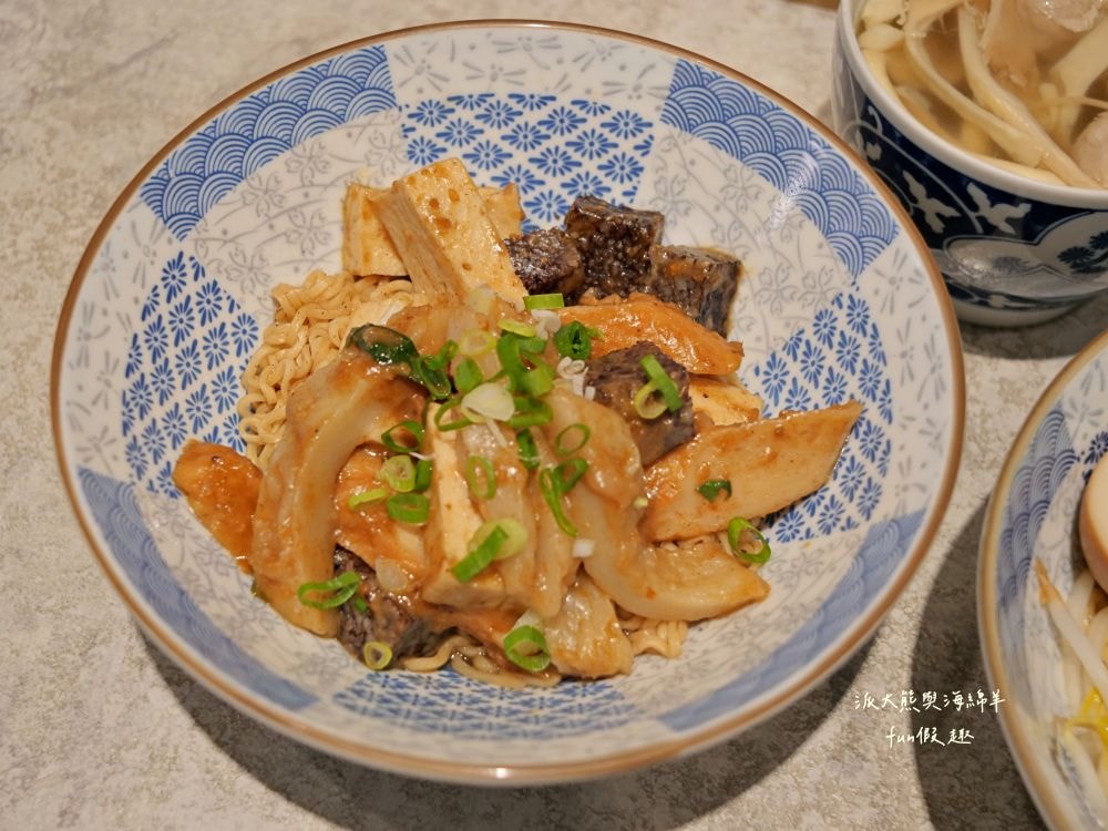 夥拌麵｜老宅改建並注入文青靈魂的優質平價麵館，臺中後火車站銅板美食，走8分鐘來互助街裡享用溫馨夥拌麵～