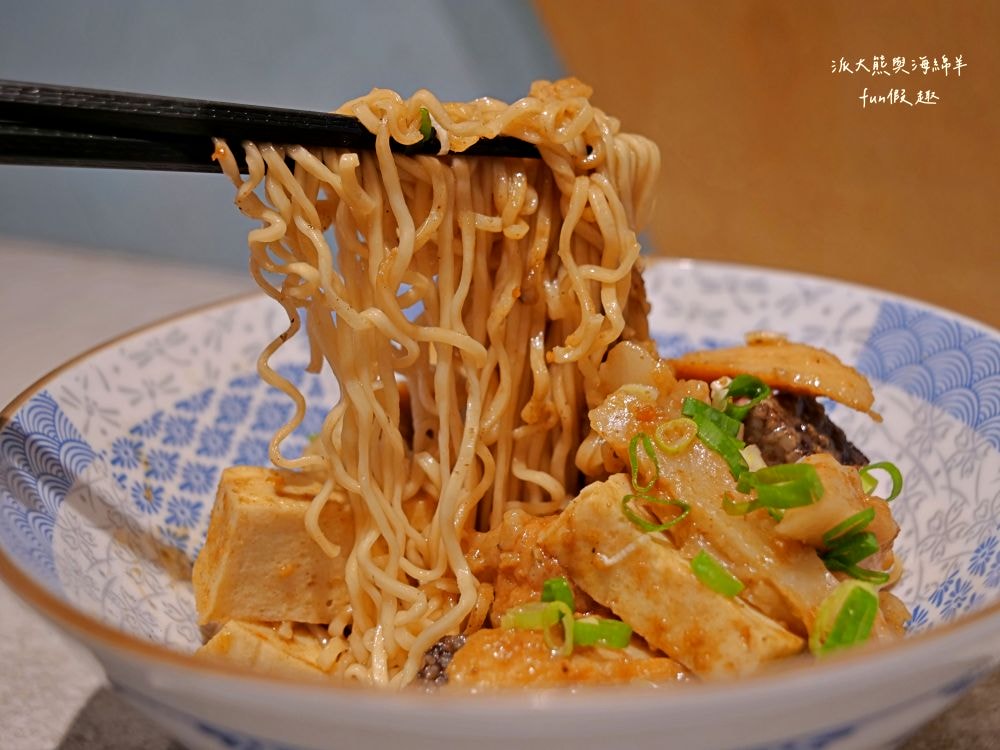 夥拌麵｜老宅改建並注入文青靈魂的優質平價麵館，臺中後火車站銅板美食，走8分鐘來互助街裡享用溫馨夥拌麵～