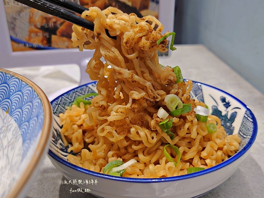 夥拌麵｜老宅改建並注入文青靈魂的優質平價麵館，臺中後火車站銅板美食，走8分鐘來互助街裡享用溫馨夥拌麵～