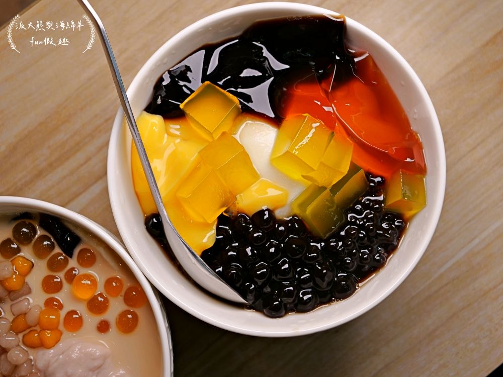 天使の叉子、鮮奶奶-飲品、膜力老潼關肉夾饃與裕香手作蛋捲雞蛋糕︱南投草屯炎峰街隱藏美食聚落坐擁4大攤位，價位親民、餐點美味、營造氣氛佳，好友聚餐或情侶約會優質首選，讓大家從早吃到晚都不厭倦!!!～