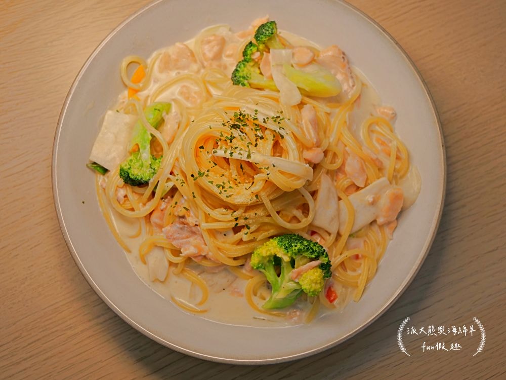 天使の叉子、鮮奶奶-飲品、膜力老潼關肉夾饃與裕香手作蛋捲雞蛋糕︱南投草屯炎峰街隱藏美食聚落坐擁4大攤位，價位親民、餐點美味、營造氣氛佳，好友聚餐或情侶約會優質首選，讓大家從早吃到晚都不厭倦!!!～