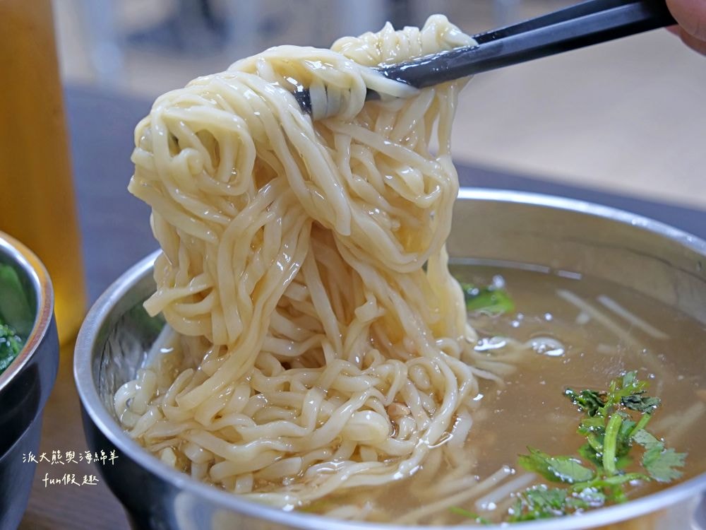 明天來吃不要錢︱用餐時間人潮大爆滿，老闆人超級NICE～古早味南投意麵與清爽解膩高山冷泡茶，在人情味調劑下，編織出南投早市最美麗的風景!!113.5月換新址囉～