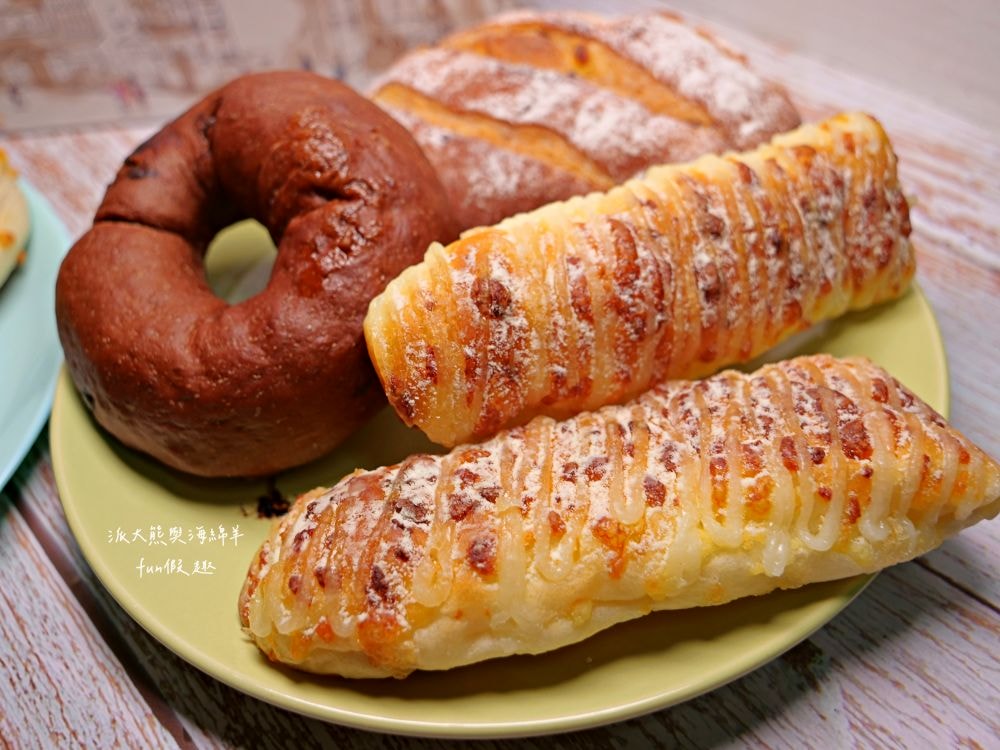 框架麵包烘焙坊 frames_pain_︱草屯超隱密小清新麵包烘焙坊，每日手作新鮮出爐，種類眾多限量販售，晚來就買不到，來框架麵包讓繁瑣生活充滿樂趣不設限!!!一次吃3家店～（隔壁還有Joe’s Bro Pizza喬手作披薩與濃客冰果坊現打果汁可以一併採買唷）