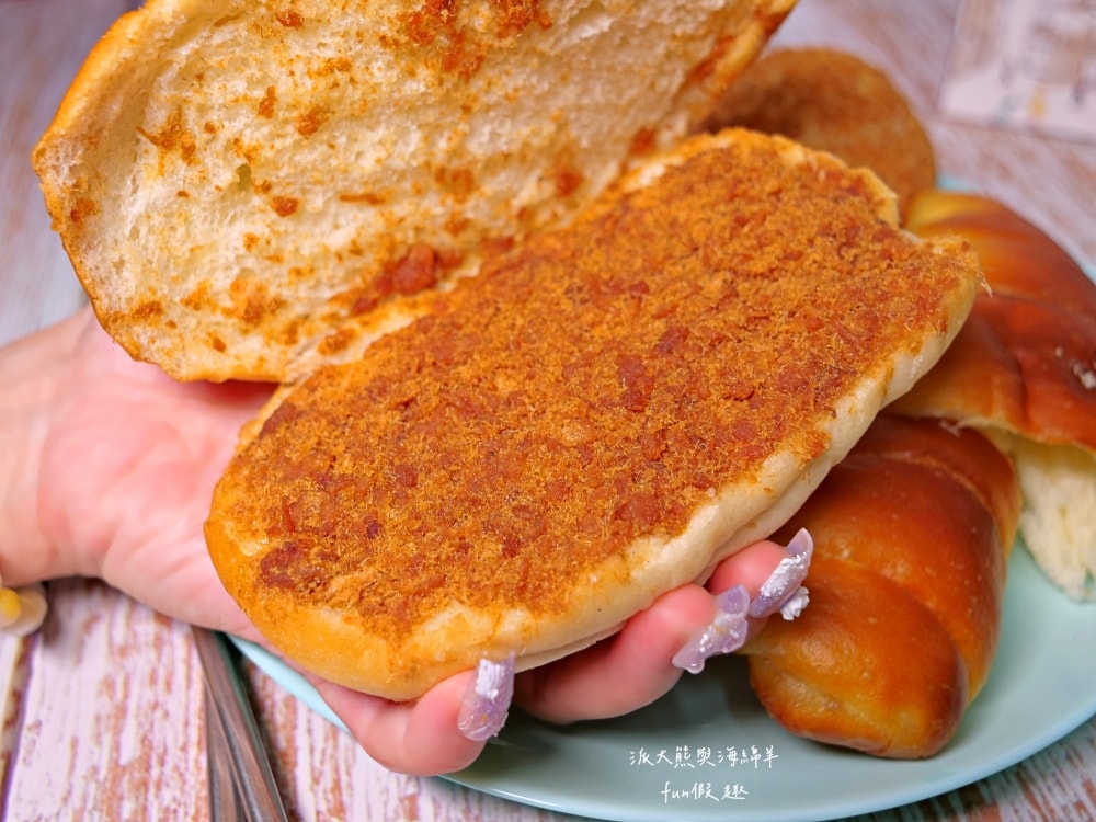 框架麵包烘焙坊 frames_pain_︱草屯超隱密小清新麵包烘焙坊，每日手作新鮮出爐，種類眾多限量販售，晚來就買不到，來框架麵包讓繁瑣生活充滿樂趣不設限!!!一次吃3家店～（隔壁還有Joe’s Bro Pizza喬手作披薩與濃客冰果坊現打果汁可以一併採買唷）