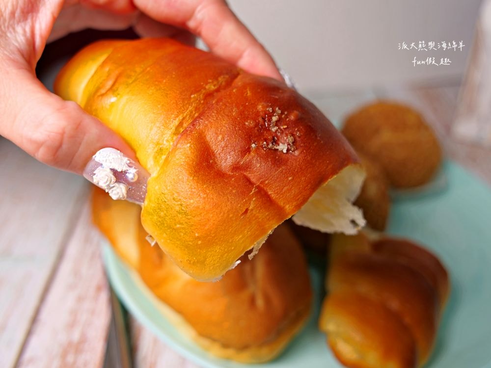 框架麵包烘焙坊 frames_pain_︱草屯超隱密小清新麵包烘焙坊，每日手作新鮮出爐，種類眾多限量販售，晚來就買不到，來框架麵包讓繁瑣生活充滿樂趣不設限!!!一次吃3家店～（隔壁還有Joe’s Bro Pizza喬手作披薩與濃客冰果坊現打果汁可以一併採買唷）