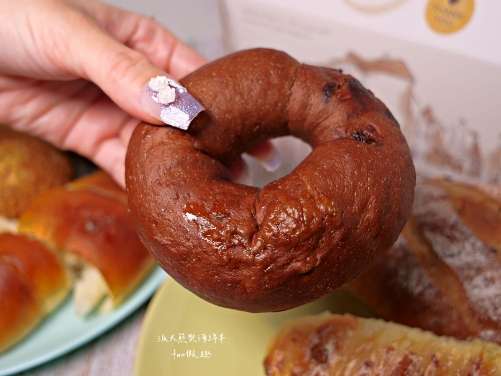 框架麵包烘焙坊 frames_pain_︱草屯超隱密小清新麵包烘焙坊，每日手作新鮮出爐，種類眾多限量販售，晚來就買不到，來框架麵包讓繁瑣生活充滿樂趣不設限!!!一次吃3家店～（隔壁還有Joe’s Bro Pizza喬手作披薩與濃客冰果坊現打果汁可以一併採買唷）