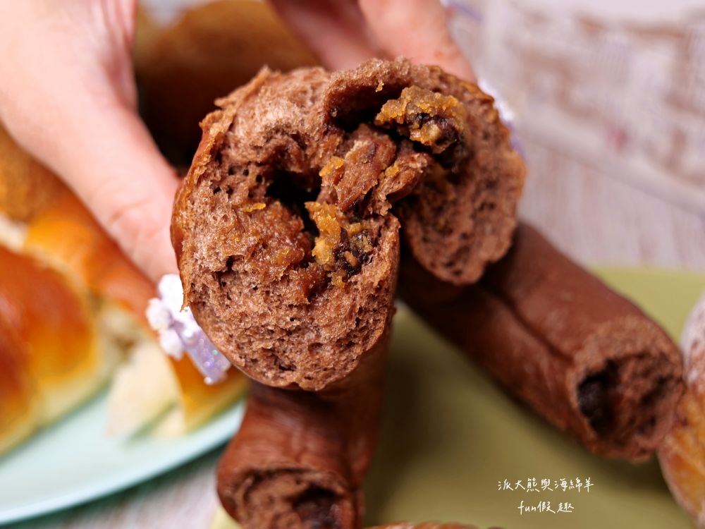 框架麵包烘焙坊 frames_pain_︱草屯超隱密小清新麵包烘焙坊，每日手作新鮮出爐，種類眾多限量販售，晚來就買不到，來框架麵包讓繁瑣生活充滿樂趣不設限!!!一次吃3家店～（隔壁還有Joe’s Bro Pizza喬手作披薩與濃客冰果坊現打果汁可以一併採買唷）