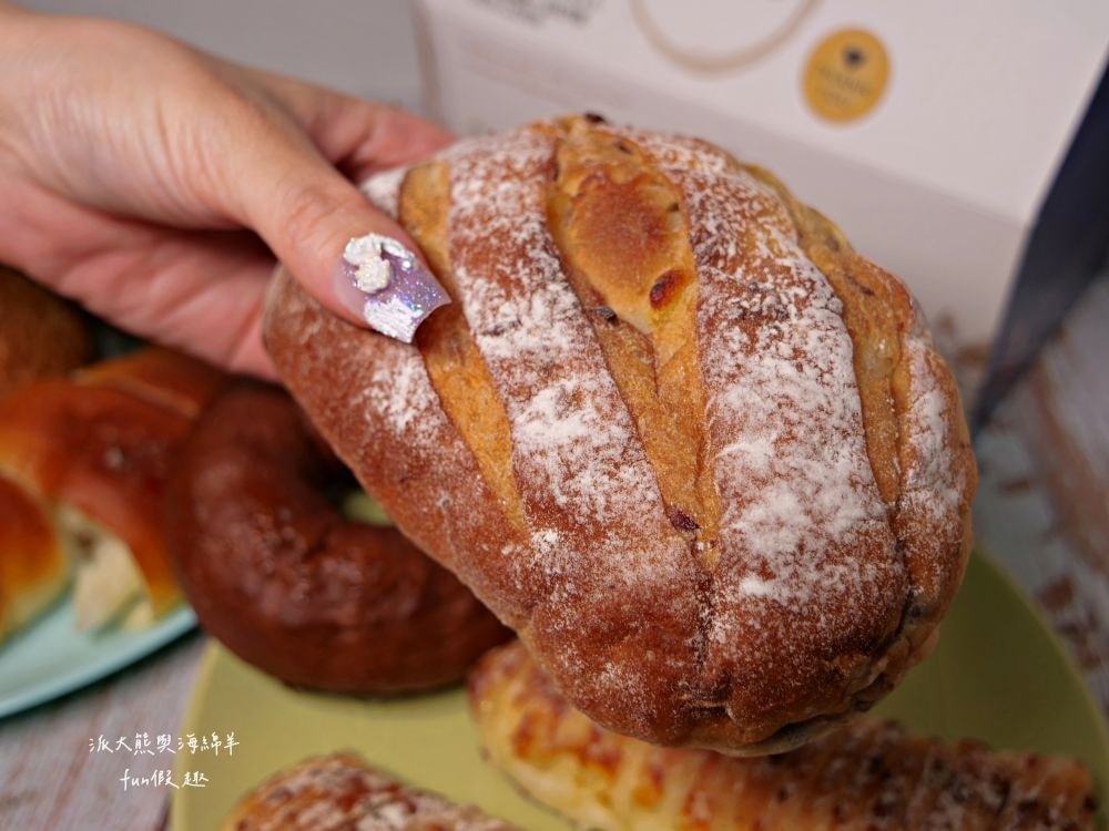 框架麵包烘焙坊 frames_pain_︱草屯超隱密小清新麵包烘焙坊，每日手作新鮮出爐，種類眾多限量販售，晚來就買不到，來框架麵包讓繁瑣生活充滿樂趣不設限!!!一次吃3家店～（隔壁還有Joe’s Bro Pizza喬手作披薩與濃客冰果坊現打果汁可以一併採買唷）