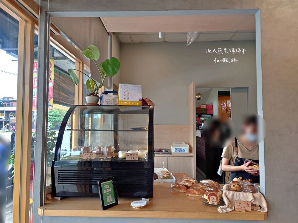 框架麵包烘焙坊 frames_pain_︱草屯超隱密小清新麵包烘焙坊，每日手作新鮮出爐，種類眾多限量販售，晚來就買不到，來框架麵包讓繁瑣生活充滿樂趣不設限!!!一次吃3家店～（隔壁還有Joe’s Bro Pizza喬手作披薩與濃客冰果坊現打果汁可以一併採買唷）