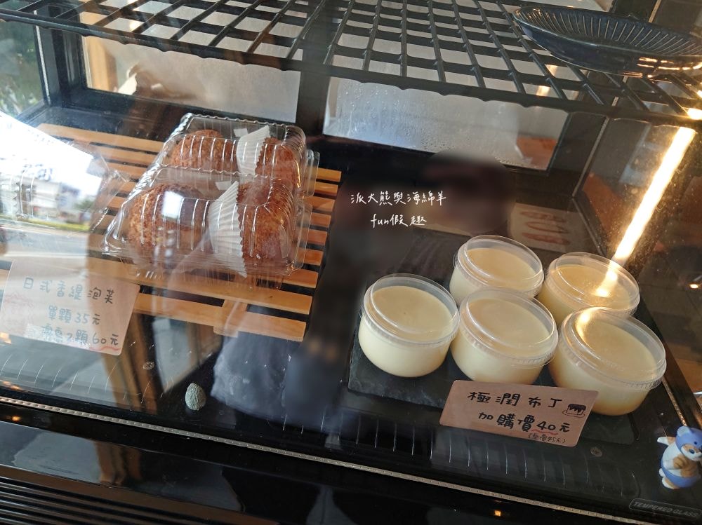 框架麵包烘焙坊 frames_pain_︱草屯超隱密小清新麵包烘焙坊，每日手作新鮮出爐，種類眾多限量販售，晚來就買不到，來框架麵包讓繁瑣生活充滿樂趣不設限!!!一次吃3家店～（隔壁還有Joe’s Bro Pizza喬手作披薩與濃客冰果坊現打果汁可以一併採買唷）