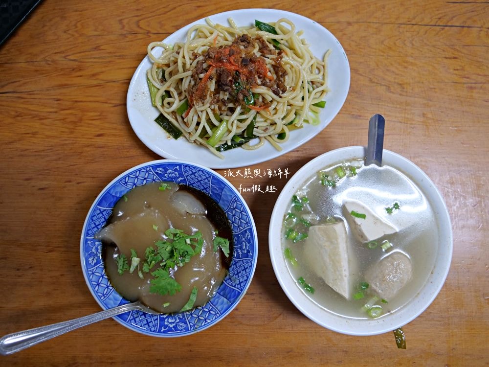 橋頭邊肉圓︱南投市傳承3代在地銅板美食，招牌香Q肉圓遠近馳名，飄香逾50年的古早好味道，還有拉仔麵與阿媽的私房菜唷～