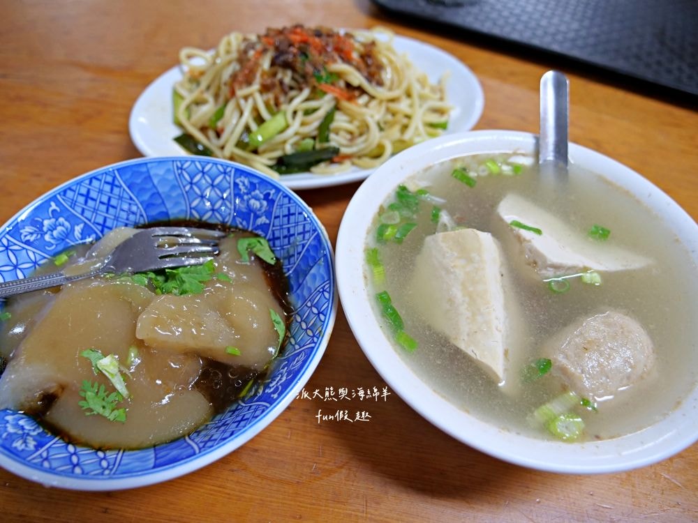 橋頭邊肉圓︱南投市傳承3代在地銅板美食，招牌香Q肉圓遠近馳名，飄香逾50年的古早好味道，還有拉仔麵與阿媽的私房菜唷～