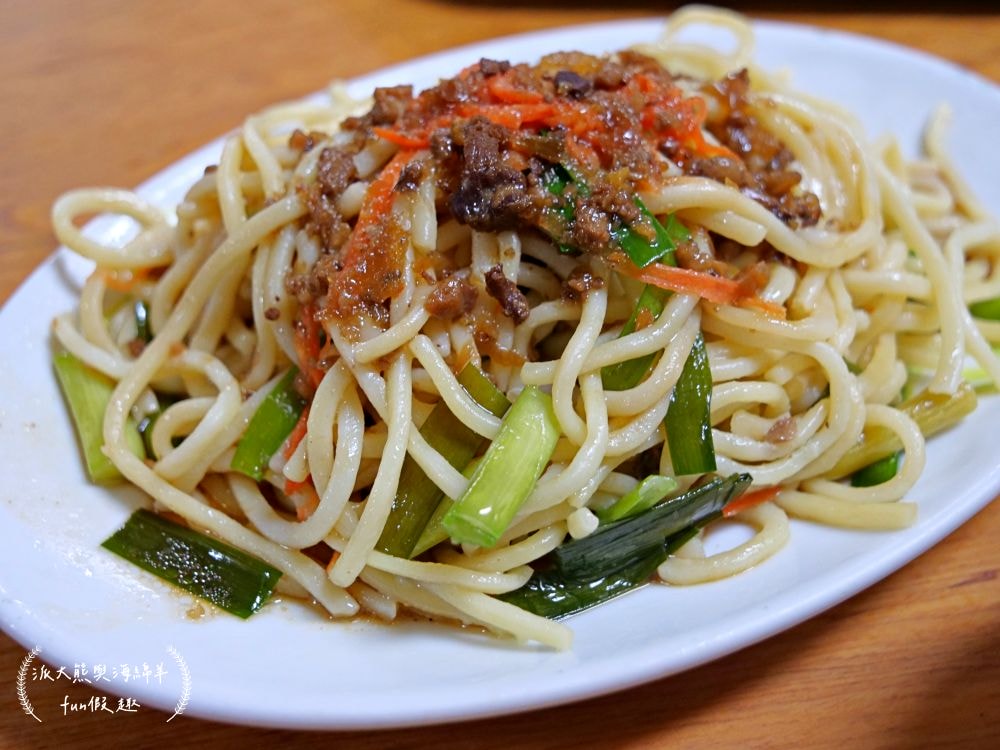 橋頭邊肉圓︱南投市傳承3代在地銅板美食，招牌香Q肉圓遠近馳名，飄香逾50年的古早好味道，還有拉仔麵與阿媽的私房菜唷～