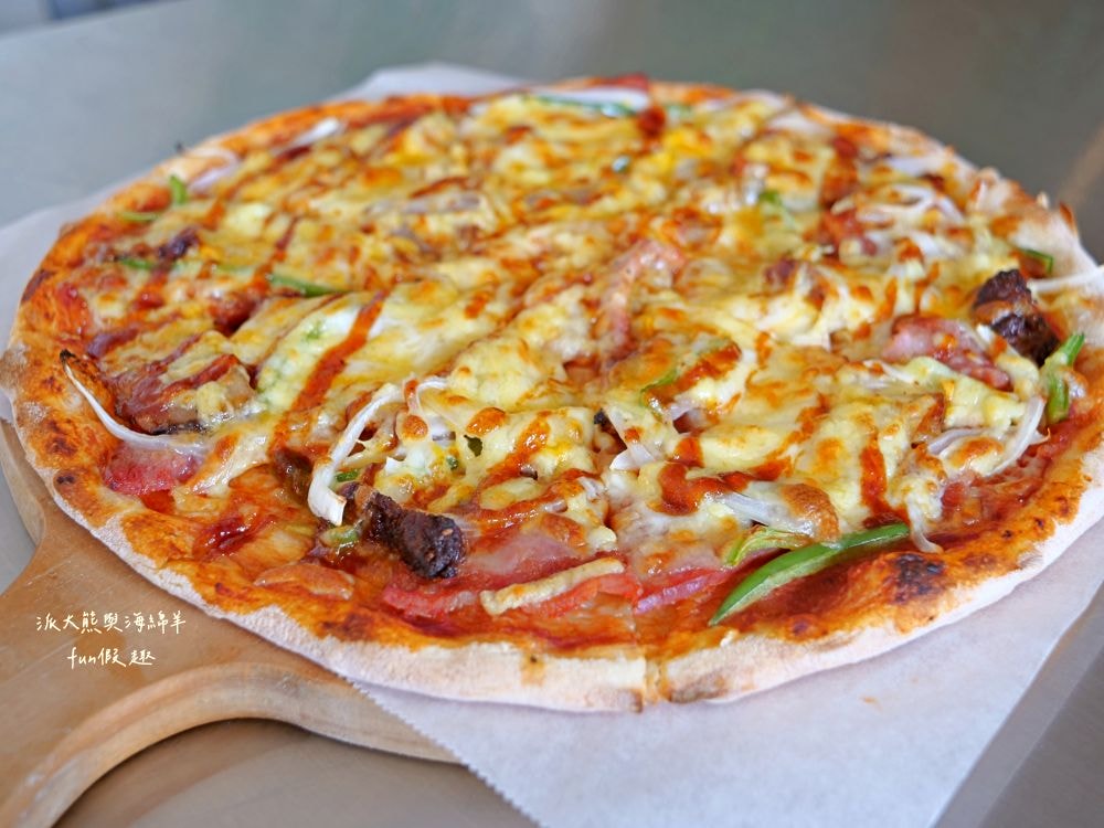 Joe’s Bro Pizza喬手作披薩︱南投草屯週末限定隱藏版義式手工現烤披薩，鹹甜葷素口味均有提供，ONE SIZE 11吋大披薩只要200元，皮薄餡多氣氛佳!隔壁還有濃客冰果坊現打果汁、框架麵包烘焙坊可以一併購買來搭配唷～