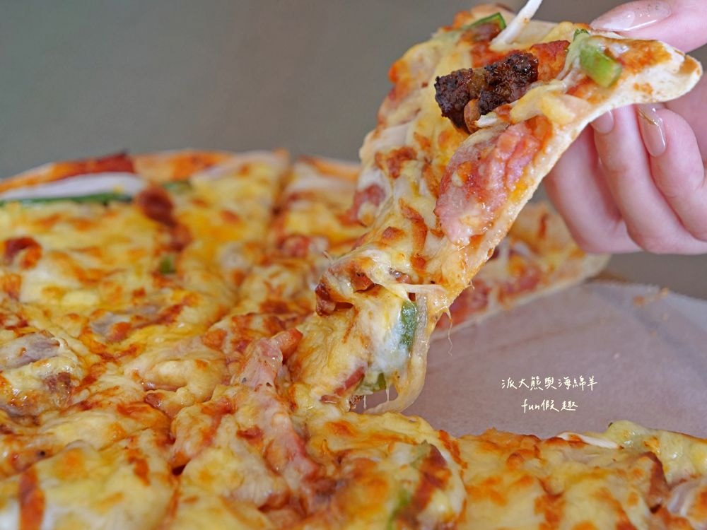 Joe’s Bro Pizza喬手作披薩︱南投草屯週末限定隱藏版義式手工現烤披薩，鹹甜葷素口味均有提供，ONE SIZE 11吋大披薩只要200元，皮薄餡多氣氛佳!隔壁還有濃客冰果坊現打果汁、框架麵包烘焙坊可以一併購買來搭配唷～