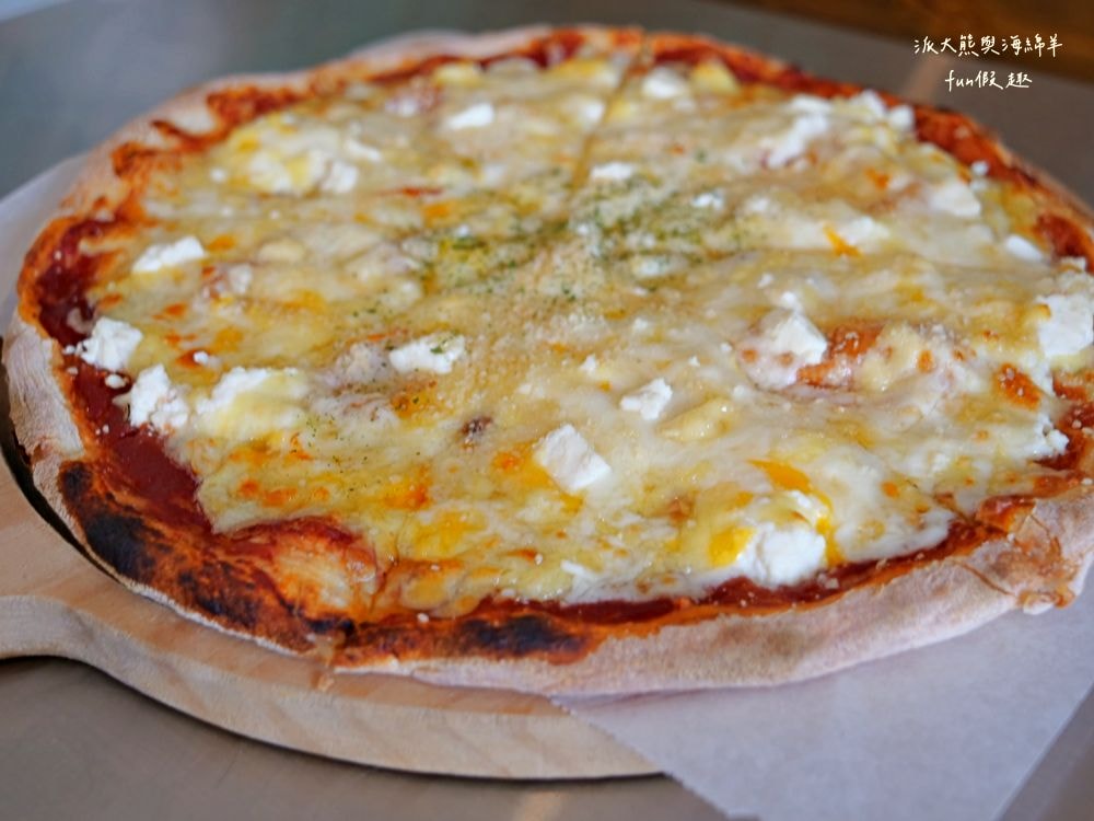 Joe’s Bro Pizza喬手作披薩︱南投草屯週末限定隱藏版義式手工現烤披薩，鹹甜葷素口味均有提供，ONE SIZE 11吋大披薩只要200元，皮薄餡多氣氛佳!隔壁還有濃客冰果坊現打果汁、框架麵包烘焙坊可以一併購買來搭配唷～