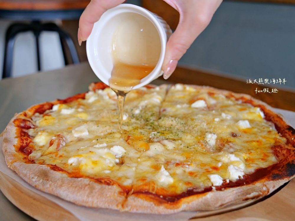 Joe’s Bro Pizza喬手作披薩︱南投草屯週末限定隱藏版義式手工現烤披薩，鹹甜葷素口味均有提供，ONE SIZE 11吋大披薩只要200元，皮薄餡多氣氛佳!隔壁還有濃客冰果坊現打果汁、框架麵包烘焙坊可以一併購買來搭配唷～