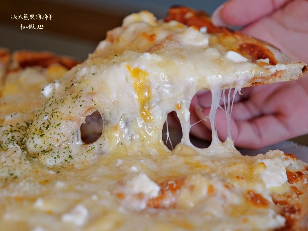 Joe’s Bro Pizza喬手作披薩︱南投草屯週末限定隱藏版義式手工現烤披薩，鹹甜葷素口味均有提供，ONE SIZE 11吋大披薩只要200元，皮薄餡多氣氛佳!隔壁還有濃客冰果坊現打果汁、框架麵包烘焙坊可以一併購買來搭配唷～