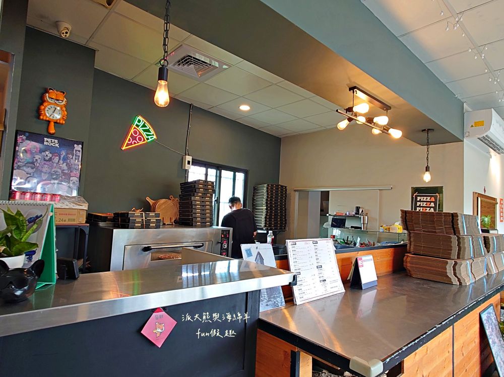 Joe’s Bro Pizza喬手作披薩︱南投草屯週末限定隱藏版義式手工現烤披薩，鹹甜葷素口味均有提供，ONE SIZE 11吋大披薩只要200元，皮薄餡多氣氛佳!隔壁還有濃客冰果坊現打果汁、框架麵包烘焙坊可以一併購買來搭配唷～