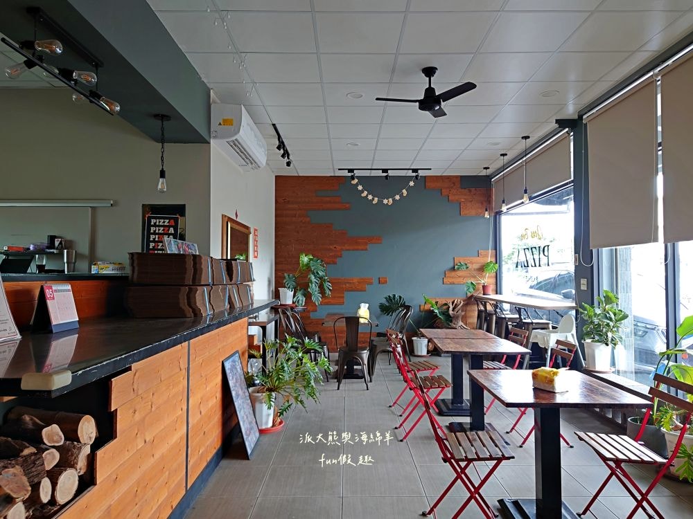 Joe’s Bro Pizza喬手作披薩︱南投草屯週末限定隱藏版義式手工現烤披薩，鹹甜葷素口味均有提供，ONE SIZE 11吋大披薩只要200元，皮薄餡多氣氛佳!隔壁還有濃客冰果坊現打果汁、框架麵包烘焙坊可以一併購買來搭配唷～