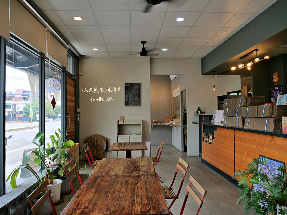 Joe’s Bro Pizza喬手作披薩︱南投草屯週末限定隱藏版義式手工現烤披薩，鹹甜葷素口味均有提供，ONE SIZE 11吋大披薩只要200元，皮薄餡多氣氛佳!隔壁還有濃客冰果坊現打果汁、框架麵包烘焙坊可以一併購買來搭配唷～