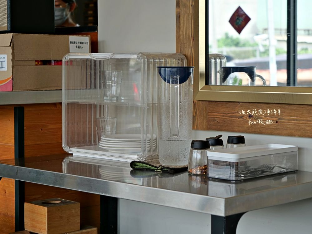 Joe’s Bro Pizza喬手作披薩︱南投草屯週末限定隱藏版義式手工現烤披薩，鹹甜葷素口味均有提供，ONE SIZE 11吋大披薩只要200元，皮薄餡多氣氛佳!隔壁還有濃客冰果坊現打果汁、框架麵包烘焙坊可以一併購買來搭配唷～