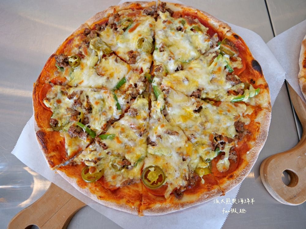 Joe’s Bro Pizza喬手作披薩︱南投草屯週末限定隱藏版義式手工現烤披薩，鹹甜葷素口味均有提供，ONE SIZE 11吋大披薩只要200元，皮薄餡多氣氛佳!隔壁還有濃客冰果坊現打果汁、框架麵包烘焙坊可以一併購買來搭配唷～