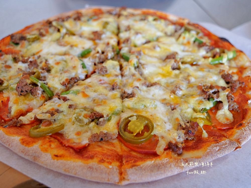 Joe’s Bro Pizza喬手作披薩︱南投草屯週末限定隱藏版義式手工現烤披薩，鹹甜葷素口味均有提供，ONE SIZE 11吋大披薩只要200元，皮薄餡多氣氛佳!隔壁還有濃客冰果坊現打果汁、框架麵包烘焙坊可以一併購買來搭配唷～