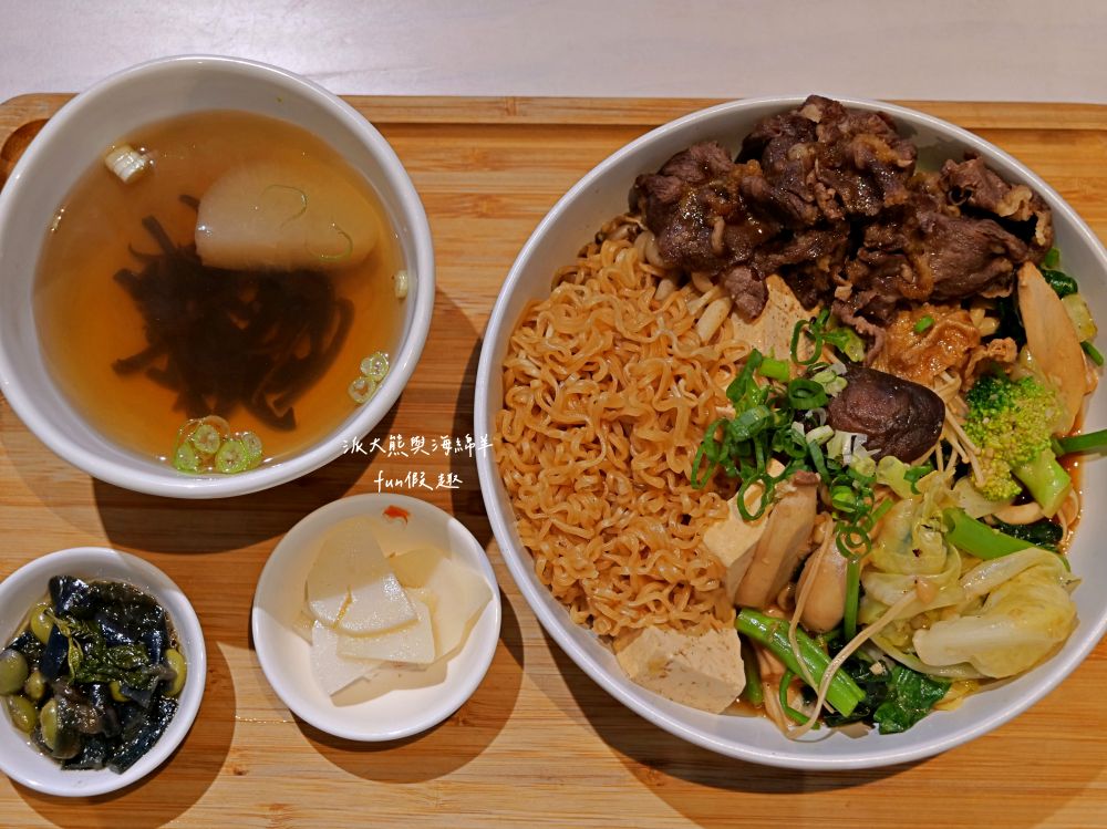 SS65醬湯研究院︱草屯絕美貨櫃屋美食再+1，精心燉煮5種口味秘製老火湯&主廚限定早午餐及特餐，搭配多項獨家特調醬汁，讓人從早到晚都吃不膩，好吃好看又好拍!!!（原姚吱吱秘制老火湯麻辣燙）～