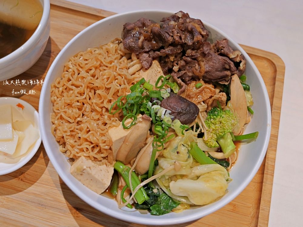 SS65醬湯研究院︱草屯絕美貨櫃屋美食再+1，精心燉煮5種口味秘製老火湯&主廚限定早午餐及特餐，搭配多項獨家特調醬汁，讓人從早到晚都吃不膩，好吃好看又好拍!!!（原姚吱吱秘制老火湯麻辣燙）～
