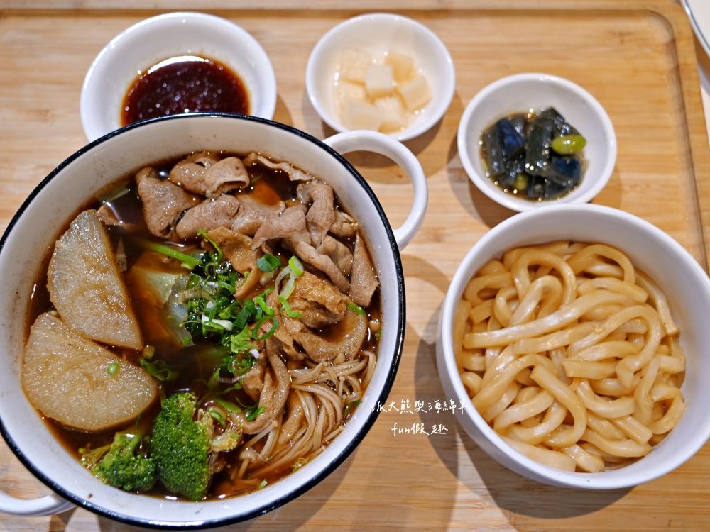 SS65醬湯研究院︱草屯絕美貨櫃屋美食再+1，精心燉煮5種口味秘製老火湯&主廚限定早午餐及特餐，搭配多項獨家特調醬汁，讓人從早到晚都吃不膩，好吃好看又好拍!!!（原姚吱吱秘制老火湯麻辣燙）～