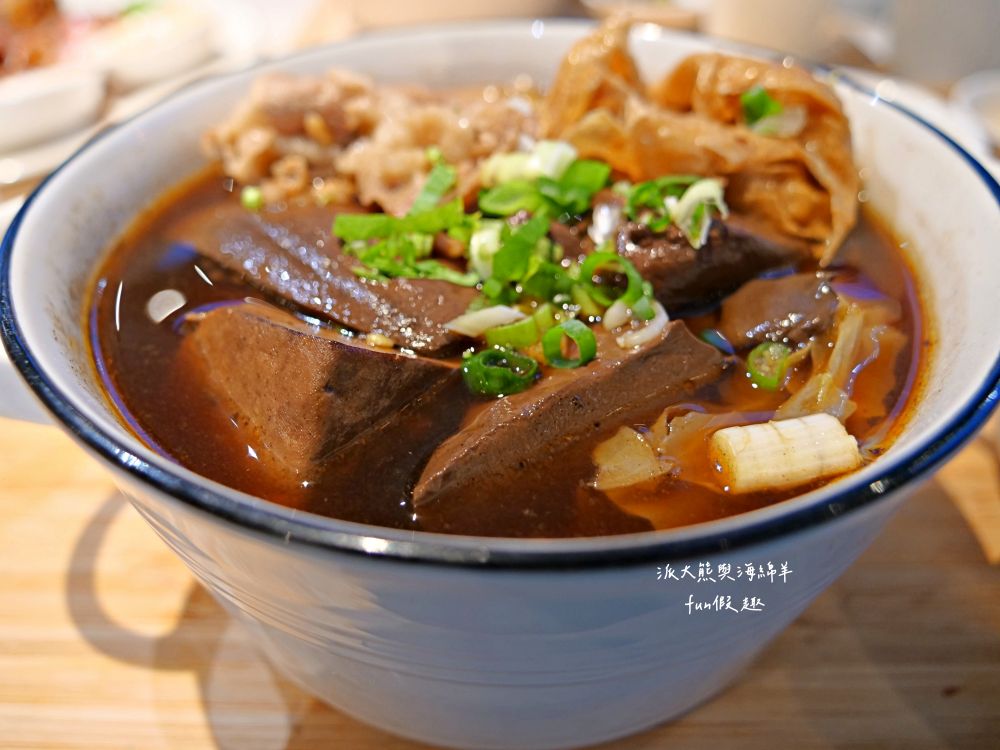 SS65醬湯研究院︱草屯絕美貨櫃屋美食再+1，精心燉煮5種口味秘製老火湯&主廚限定早午餐及特餐，搭配多項獨家特調醬汁，讓人從早到晚都吃不膩，好吃好看又好拍!!!（原姚吱吱秘制老火湯麻辣燙）～