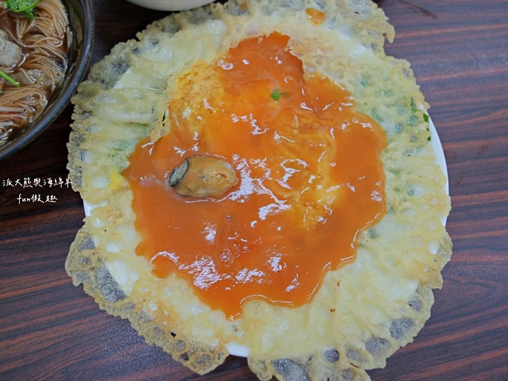 彭記酥皮蚵仔煎︱臺中北區漢口路平價美食，比臉大的超酥脆蚵仔煎，蚵仔鮮美飽滿碩大，雙蛋飽足感更升級，其他還有大腸蚵仔麵線、獨家炒泡麵、綜合關東煮、滷肉飯等傳統國民小吃唷～上午10點營業