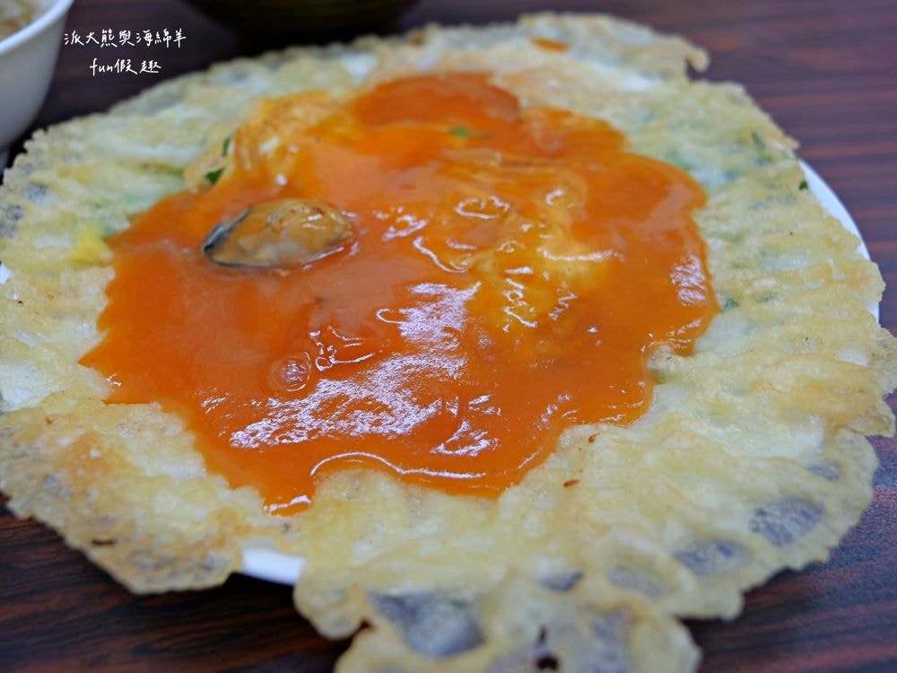 彭記酥皮蚵仔煎︱臺中北區漢口路平價美食，比臉大的超酥脆蚵仔煎，蚵仔鮮美飽滿碩大，雙蛋飽足感更升級，其他還有大腸蚵仔麵線、獨家炒泡麵、綜合關東煮、滷肉飯等傳統國民小吃唷～上午10點營業