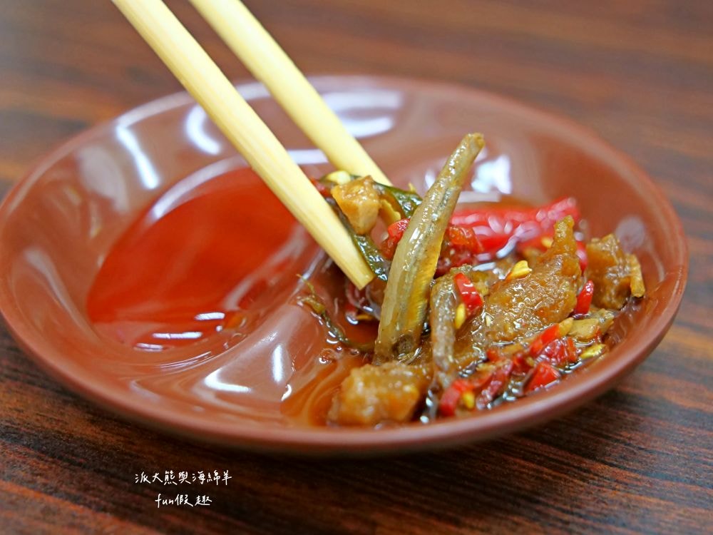 彭記酥皮蚵仔煎︱臺中北區漢口路平價美食，比臉大的超酥脆蚵仔煎，蚵仔鮮美飽滿碩大，雙蛋飽足感更升級，其他還有大腸蚵仔麵線、獨家炒泡麵、綜合關東煮、滷肉飯等傳統國民小吃唷～上午10點營業