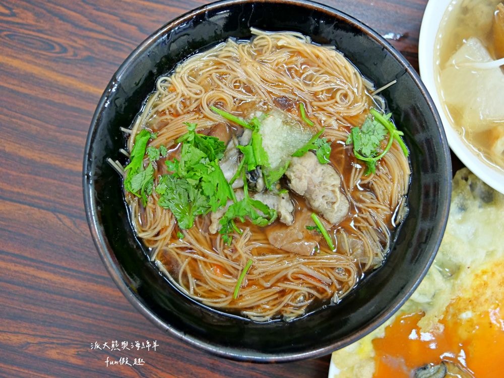 彭記酥皮蚵仔煎︱臺中北區漢口路平價美食，比臉大的超酥脆蚵仔煎，蚵仔鮮美飽滿碩大，雙蛋飽足感更升級，其他還有大腸蚵仔麵線、獨家炒泡麵、綜合關東煮、滷肉飯等傳統國民小吃唷～上午10點營業