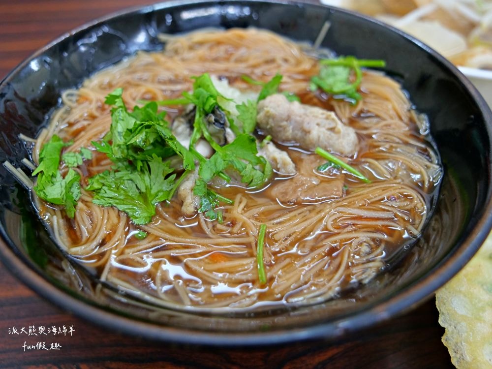 彭記酥皮蚵仔煎︱臺中北區漢口路平價美食，比臉大的超酥脆蚵仔煎，蚵仔鮮美飽滿碩大，雙蛋飽足感更升級，其他還有大腸蚵仔麵線、獨家炒泡麵、綜合關東煮、滷肉飯等傳統國民小吃唷～上午10點營業
