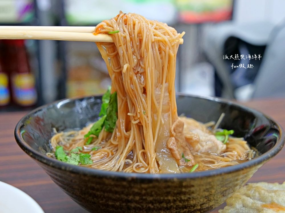 彭記酥皮蚵仔煎︱臺中北區漢口路平價美食，比臉大的超酥脆蚵仔煎，蚵仔鮮美飽滿碩大，雙蛋飽足感更升級，其他還有大腸蚵仔麵線、獨家炒泡麵、綜合關東煮、滷肉飯等傳統國民小吃唷～上午10點營業