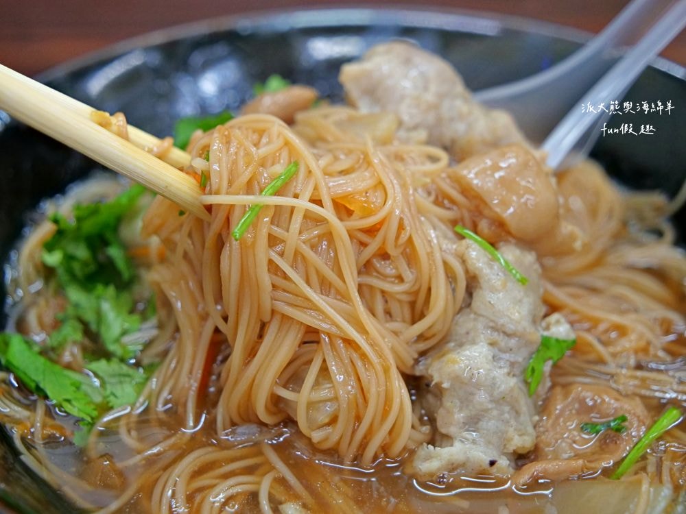 彭記酥皮蚵仔煎︱臺中北區漢口路平價美食，比臉大的超酥脆蚵仔煎，蚵仔鮮美飽滿碩大，雙蛋飽足感更升級，其他還有大腸蚵仔麵線、獨家炒泡麵、綜合關東煮、滷肉飯等傳統國民小吃唷～上午10點營業