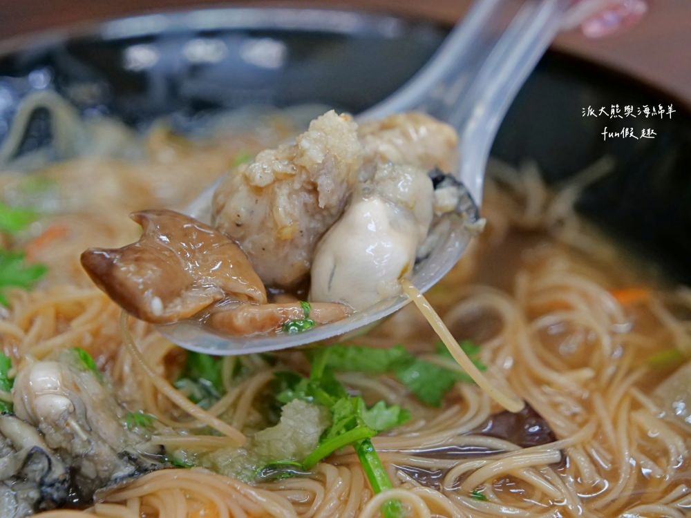 彭記酥皮蚵仔煎︱臺中北區漢口路平價美食，比臉大的超酥脆蚵仔煎，蚵仔鮮美飽滿碩大，雙蛋飽足感更升級，其他還有大腸蚵仔麵線、獨家炒泡麵、綜合關東煮、滷肉飯等傳統國民小吃唷～上午10點營業