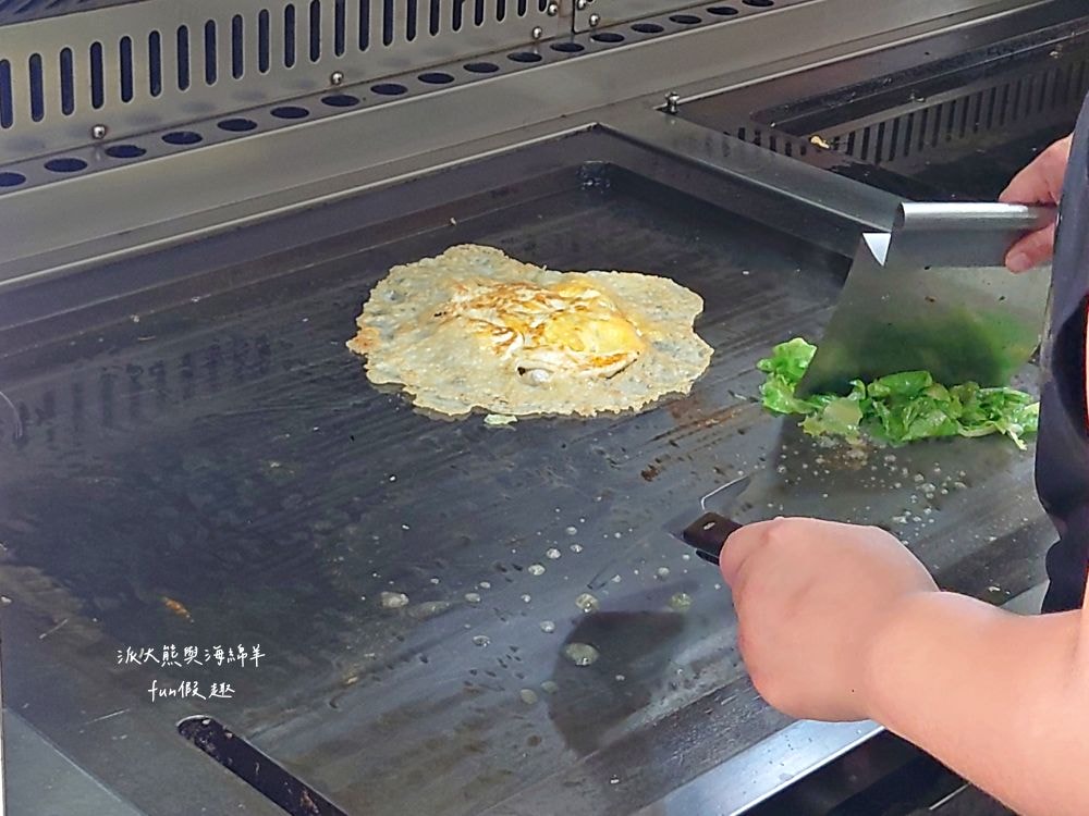 彭記酥皮蚵仔煎︱臺中北區漢口路平價美食，比臉大的超酥脆蚵仔煎，蚵仔鮮美飽滿碩大，雙蛋飽足感更升級，其他還有大腸蚵仔麵線、獨家炒泡麵、綜合關東煮、滷肉飯等傳統國民小吃唷～上午10點營業