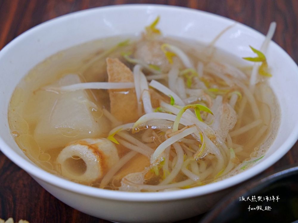 彭記酥皮蚵仔煎︱臺中北區漢口路平價美食，比臉大的超酥脆蚵仔煎，蚵仔鮮美飽滿碩大，雙蛋飽足感更升級，其他還有大腸蚵仔麵線、獨家炒泡麵、綜合關東煮、滷肉飯等傳統國民小吃唷～上午10點營業