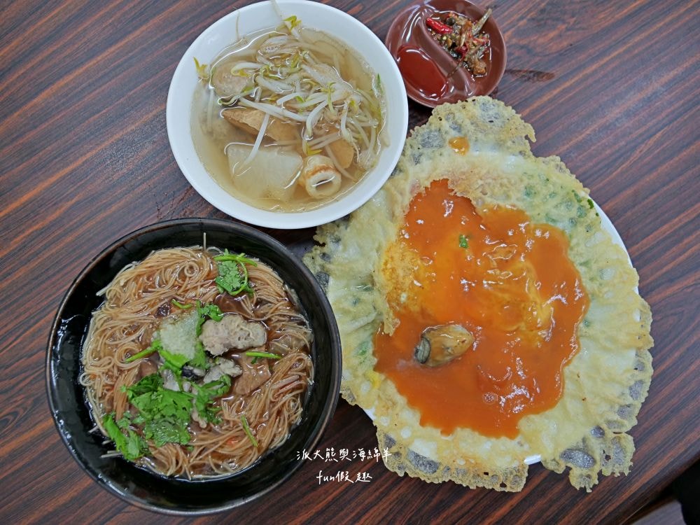 彭記酥皮蚵仔煎︱臺中北區漢口路平價美食，比臉大的超酥脆蚵仔煎，蚵仔鮮美飽滿碩大，雙蛋飽足感更升級，其他還有大腸蚵仔麵線、獨家炒泡麵、綜合關東煮、滷肉飯等傳統國民小吃唷～上午10點營業