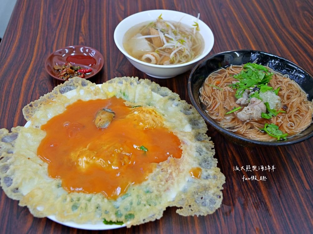 彭記酥皮蚵仔煎︱臺中北區漢口路平價美食，比臉大的超酥脆蚵仔煎，蚵仔鮮美飽滿碩大，雙蛋飽足感更升級，其他還有大腸蚵仔麵線、獨家炒泡麵、綜合關東煮、滷肉飯等傳統國民小吃唷～上午10點營業