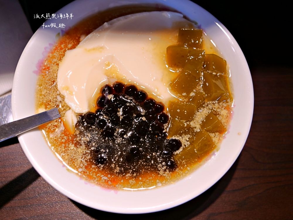 沒有豆花︱埔里老牌飼料行華麗轉身文青豆花店，手炒焦糖與鹽滷豆花的完美結合，還有必吃創新口味海鹽烤焦糖豆花，沒有豆花就是喵喵喵!!!食尚玩家─「2天1夜go」介紹～