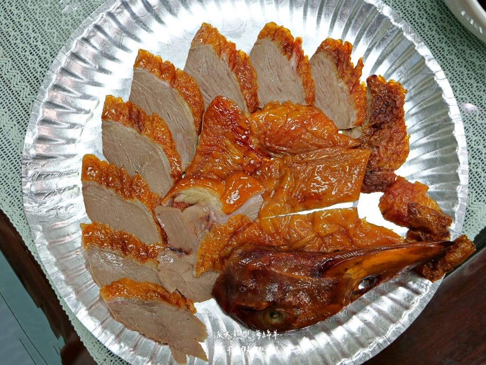 美村路北平烤鴨︱臺中西區超人氣40年北平烤鴨老店，經典一鴨2吃還附鴨頭，調味簡單清爽無負擔，不分平假日都能看到排隊熱潮!!!做為下午茶或晚餐配菜都是一級棒～