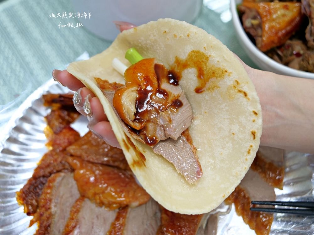 美村路北平烤鴨︱臺中西區超人氣40年北平烤鴨老店，經典一鴨2吃還附鴨頭，調味簡單清爽無負擔，不分平假日都能看到排隊熱潮!!!做為下午茶或晚餐配菜都是一級棒～