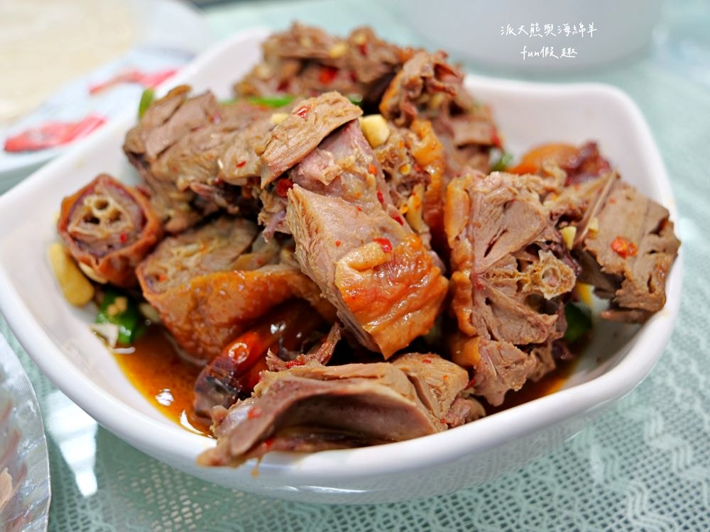 美村路北平烤鴨︱臺中西區超人氣40年北平烤鴨老店，經典一鴨2吃還附鴨頭，調味簡單清爽無負擔，不分平假日都能看到排隊熱潮!!!做為下午茶或晚餐配菜都是一級棒～