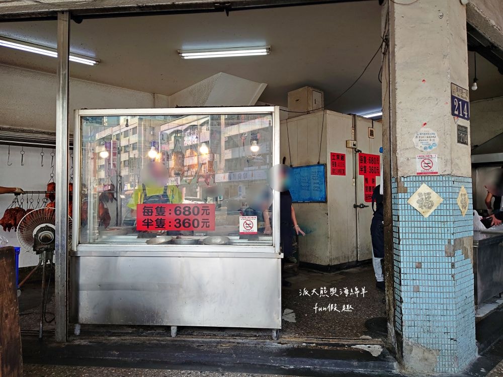 美村路北平烤鴨︱臺中西區超人氣40年北平烤鴨老店，經典一鴨2吃還附鴨頭，調味簡單清爽無負擔，不分平假日都能看到排隊熱潮!!!做為下午茶或晚餐配菜都是一級棒～